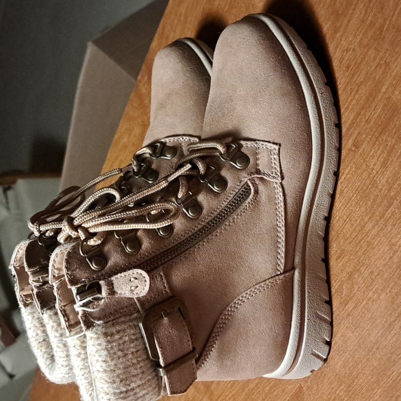 FLASH SALE Cliffs boots6.5 but fit more like 6 Khols - Picture 4 of 8